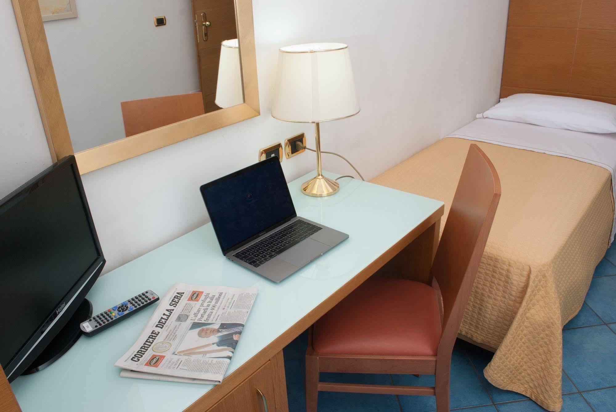 City Hotel Casoria Bagian luar foto