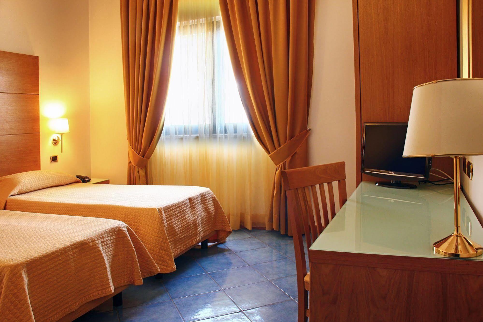 City Hotel Casoria Bagian luar foto